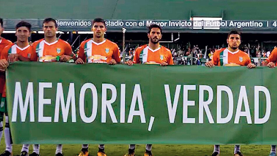 Los jugadores de Banfield piden “Memoria, Verdad y Justicia”.