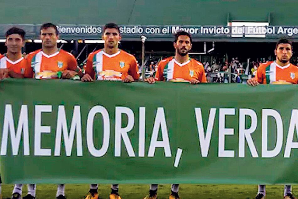 Los jugadores de Banfield piden “Memoria, Verdad y Justicia”.