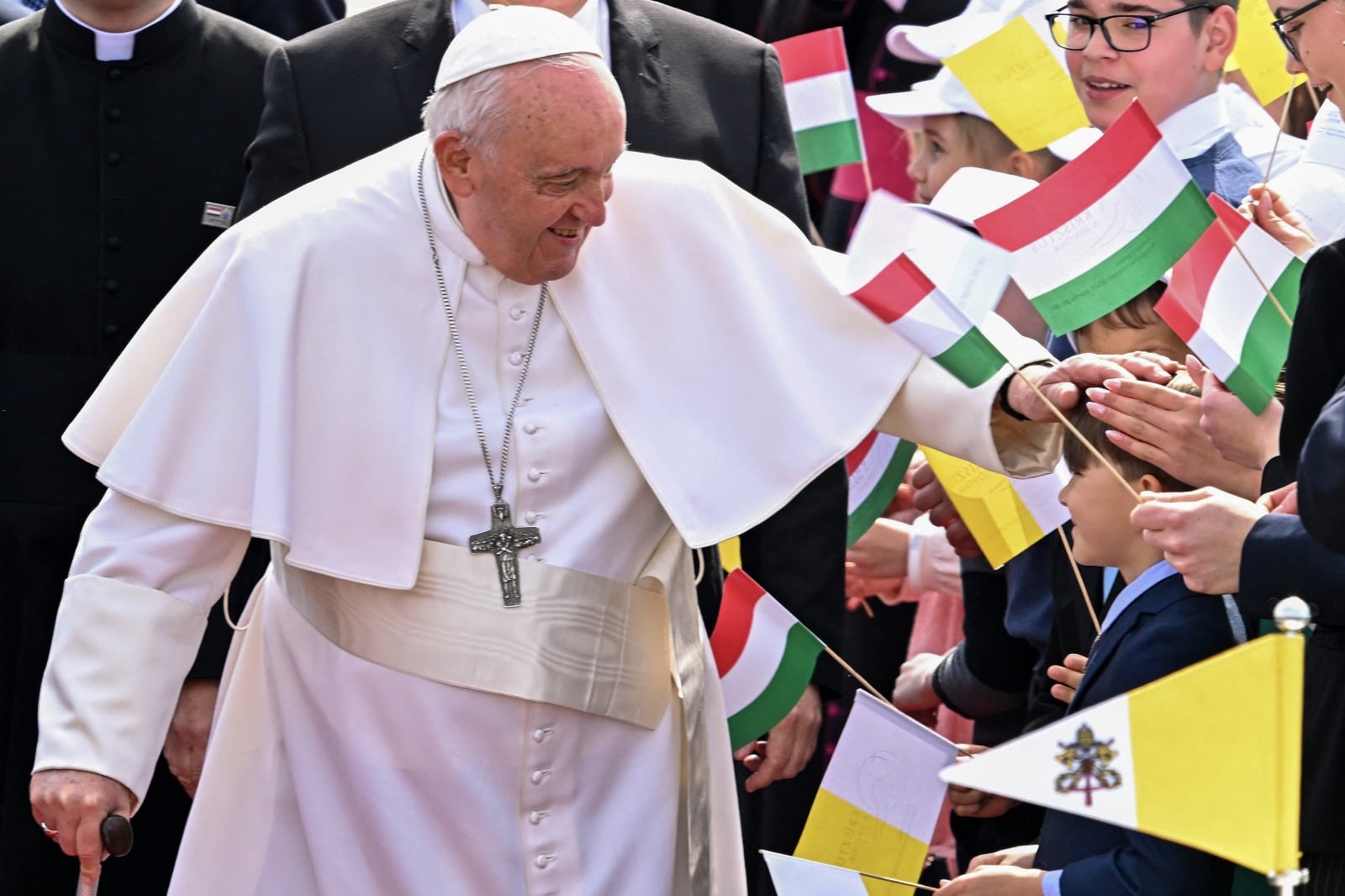 El Papa saluda a sus fieles en Hungría.