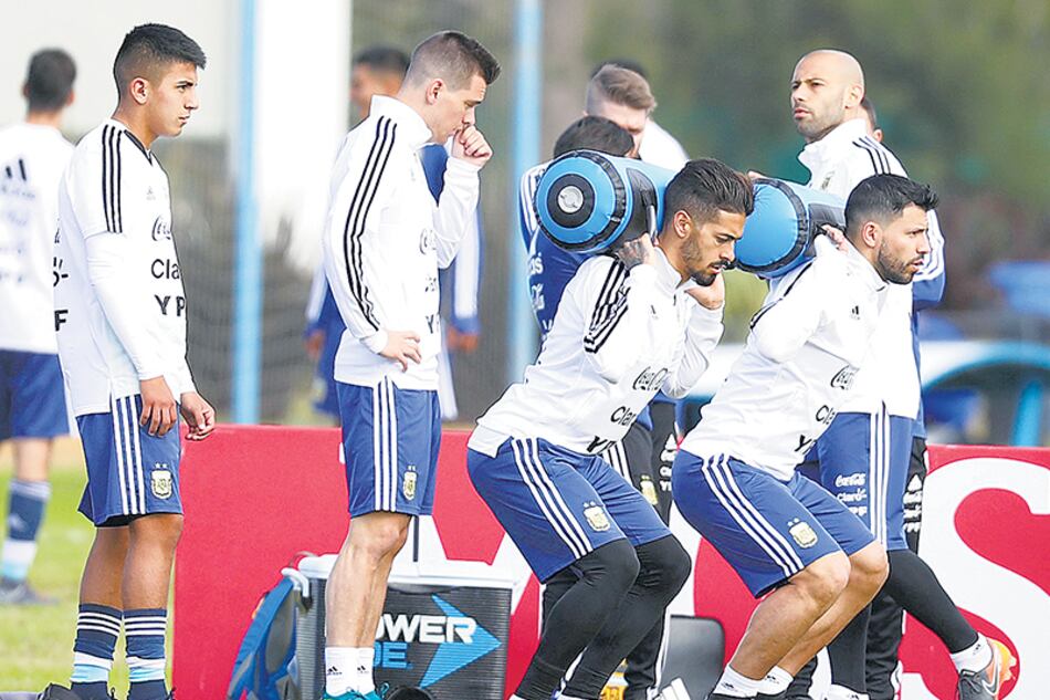 Lanzini en dupla con Agüero. El Kun trabaja sin inconvenientes.