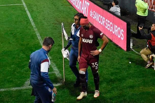 El momento en el que Dejesús dejó la cancha, golpeado en la cabeza