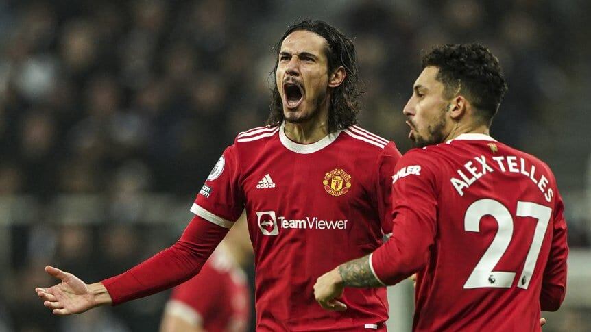 Cavani celebra con Telles el empate del United ante Newcastle