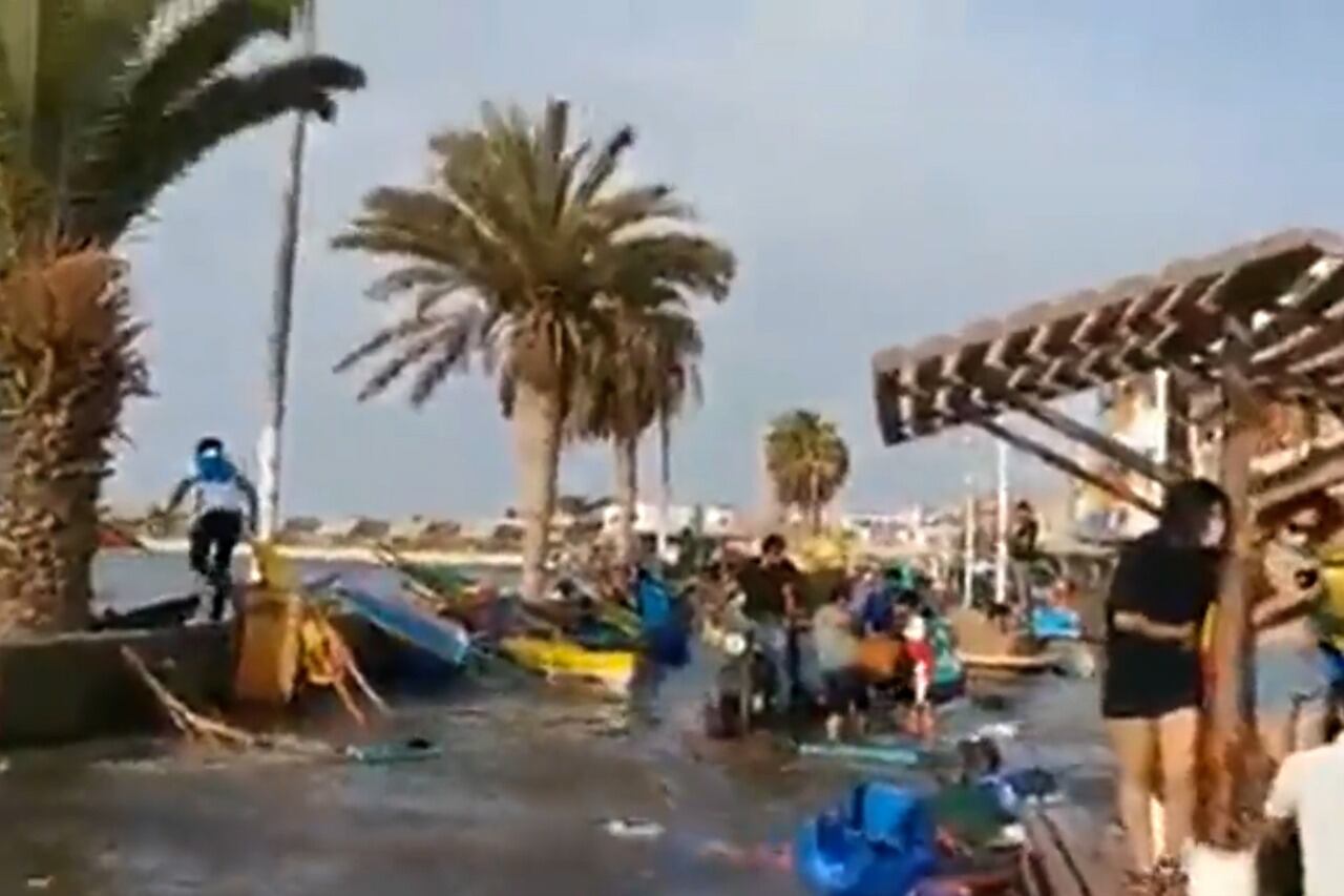 Al llegar a la costa de Perú, el tsunami de la primera erupción provocó dos muertes.