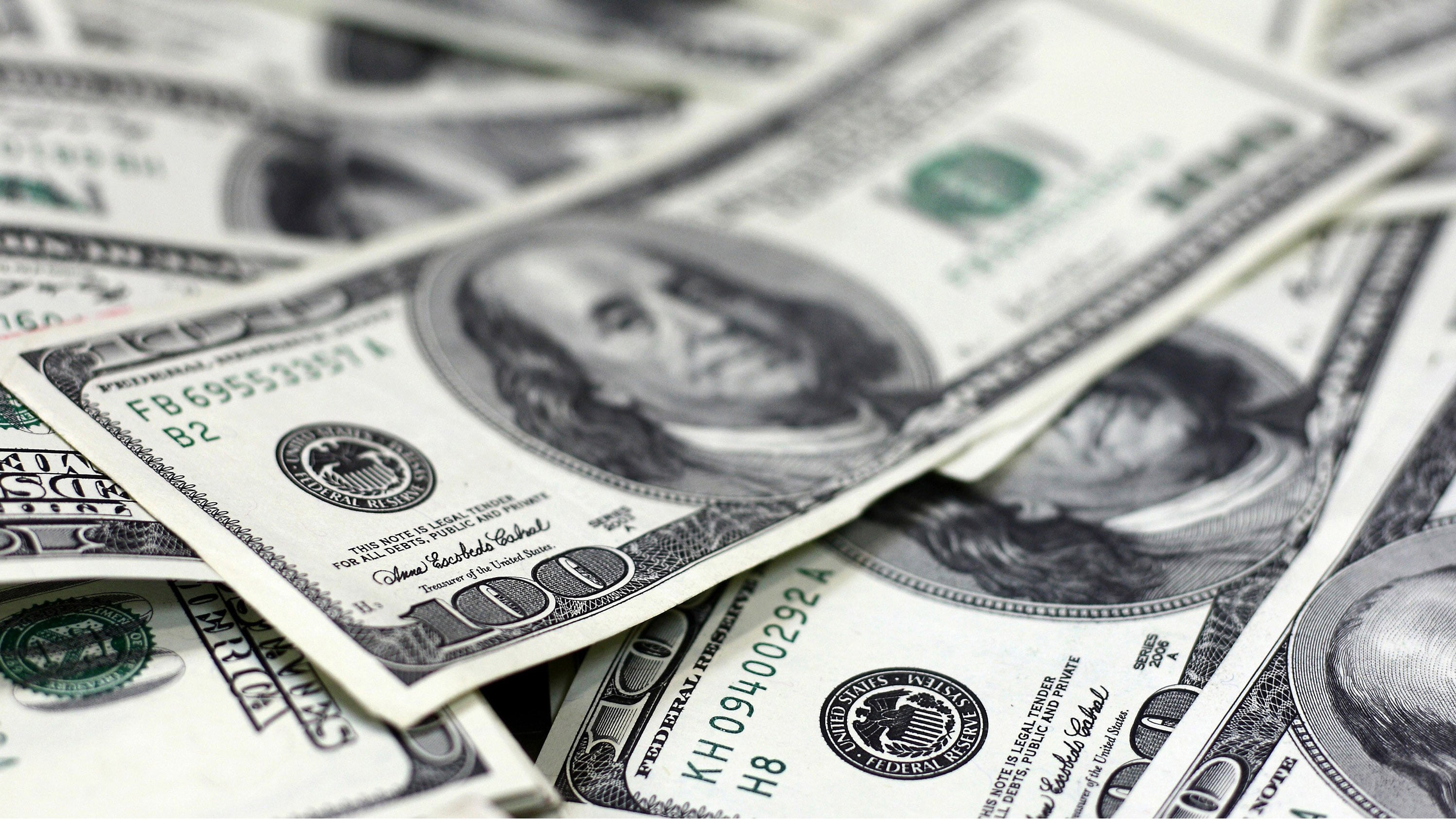 La escasez de dólares en una economía dolarizada implicaría la ausencia de financiamiento al sector público y privado.