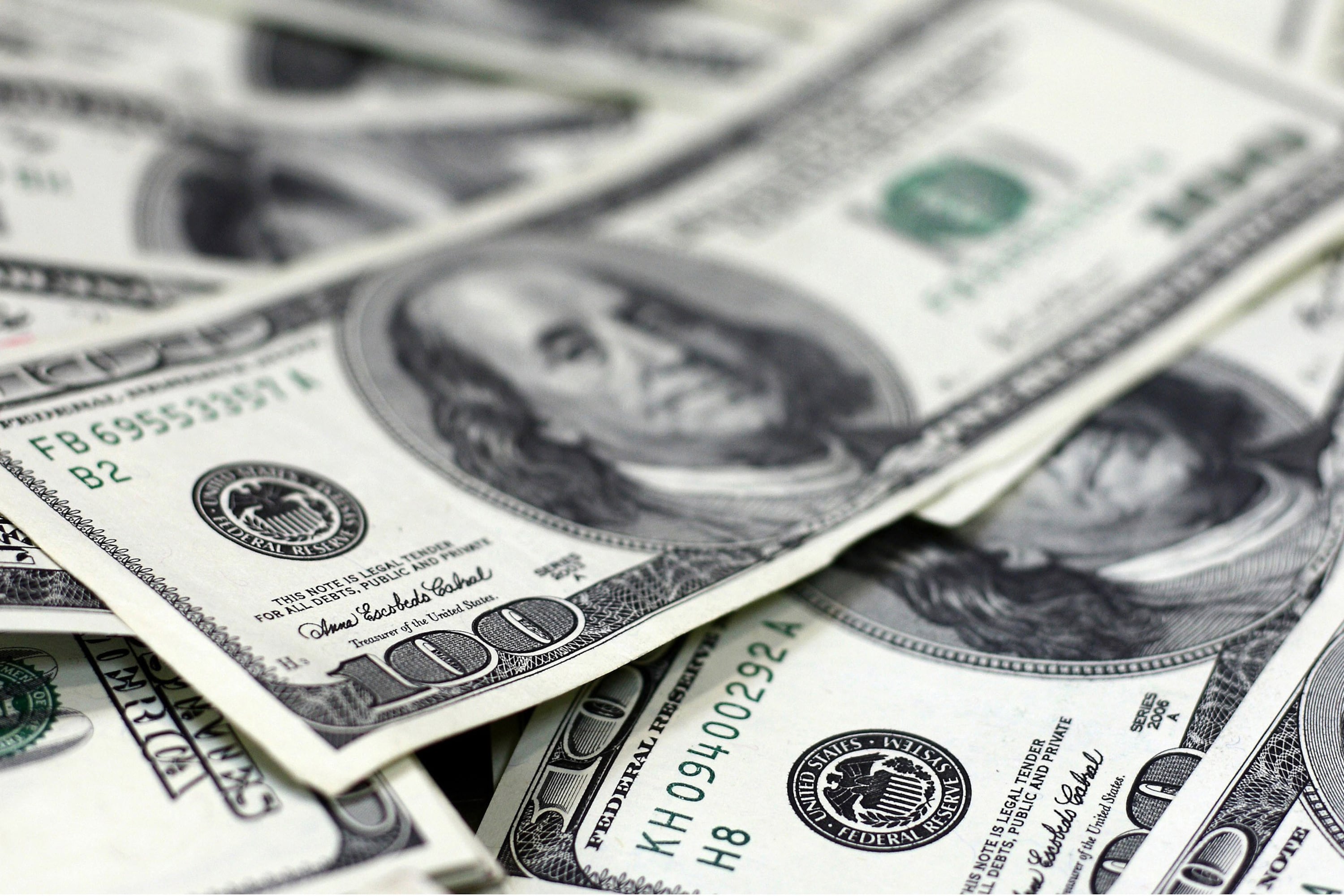 La escasez de dólares en una economía dolarizada implicaría la ausencia de financiamiento al sector público y privado.