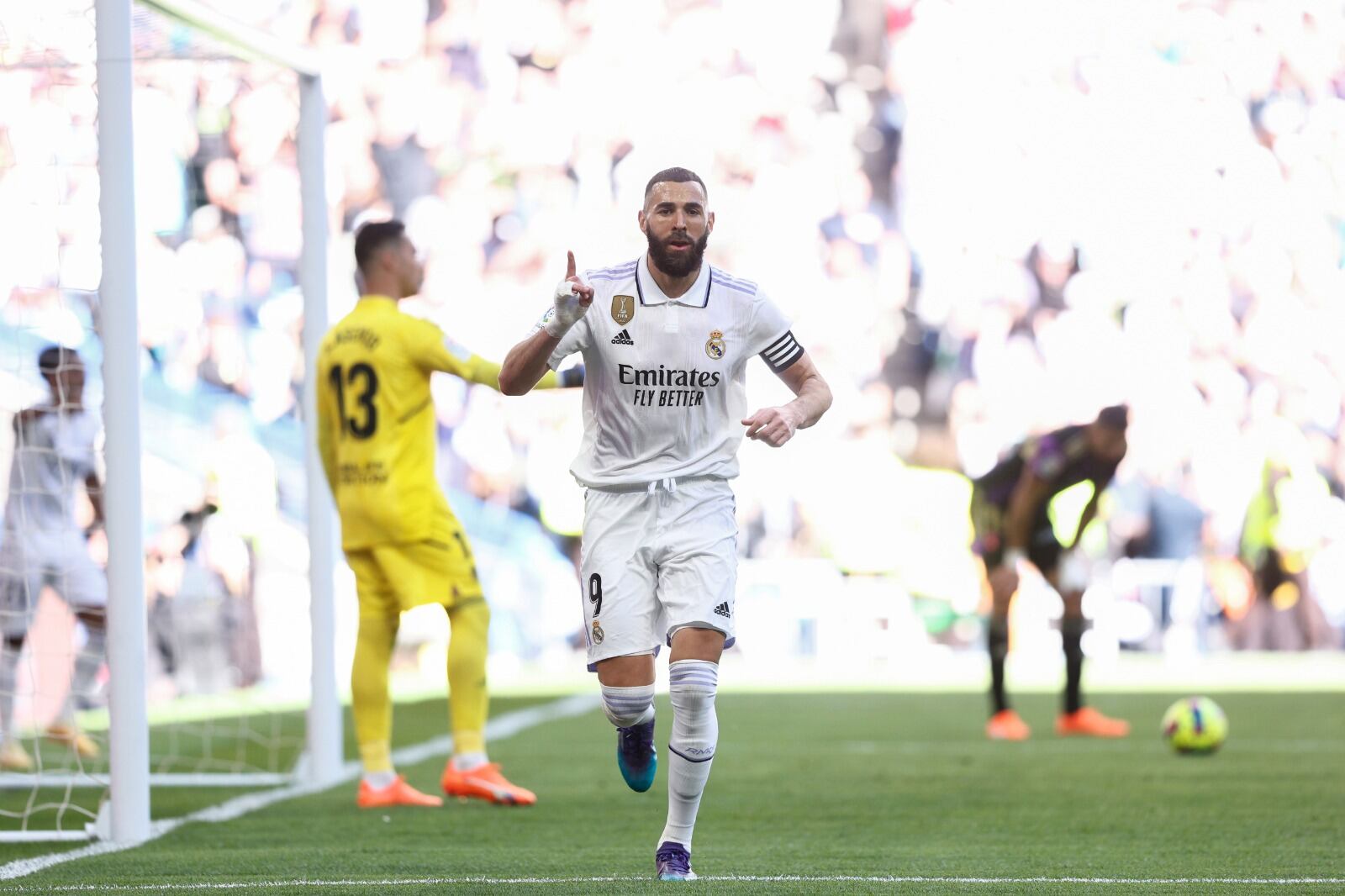 El francés Benzema celebra el primero de su hat trick ante Valladolid