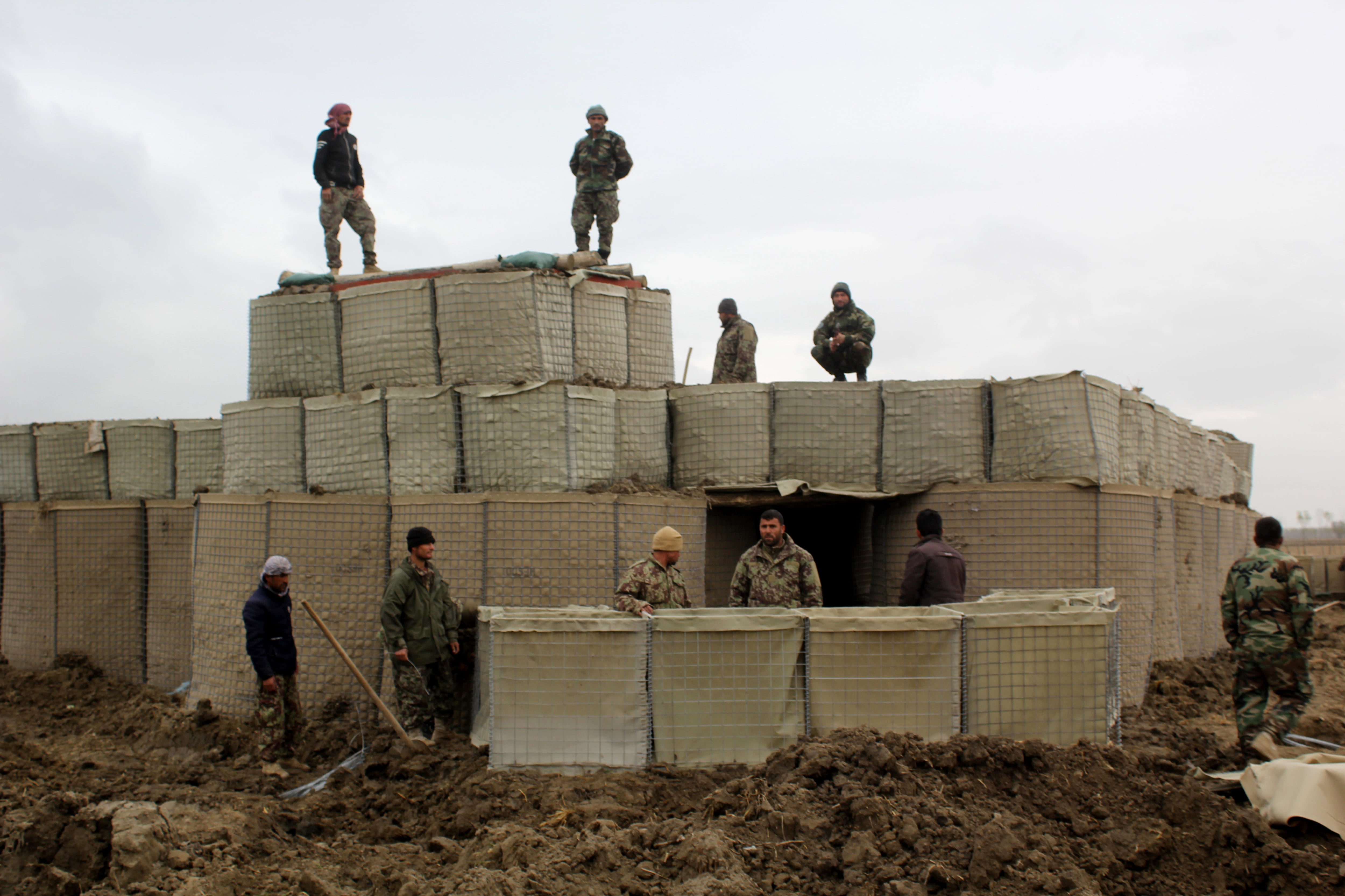 Tropas afganas se reagrupan enKunduz tras un ataque talibán.