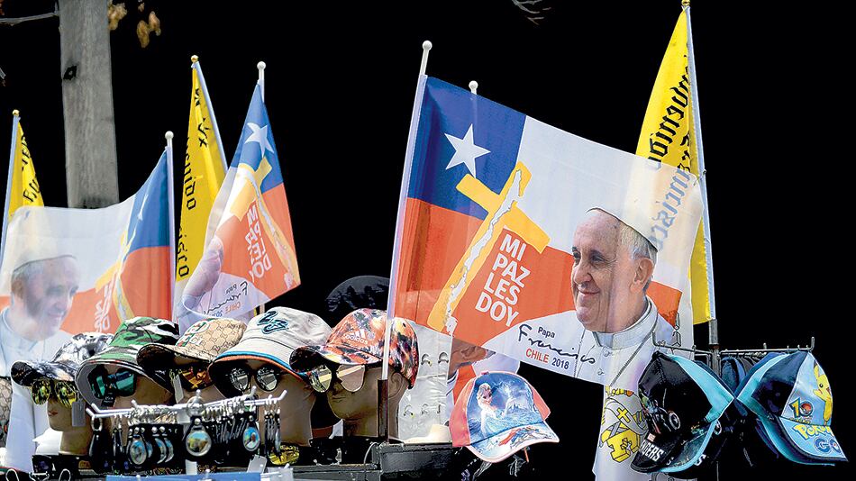 Merchandising papal en una vidriera de Santiago a horas de la llegada de Francisco.
