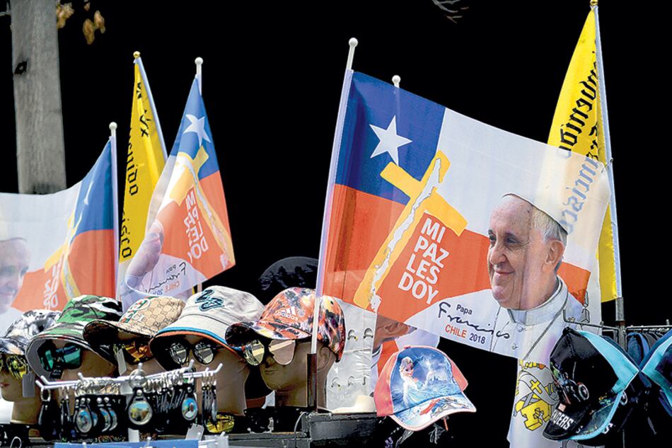 Merchandising papal en una vidriera de Santiago a horas de la llegada de Francisco.