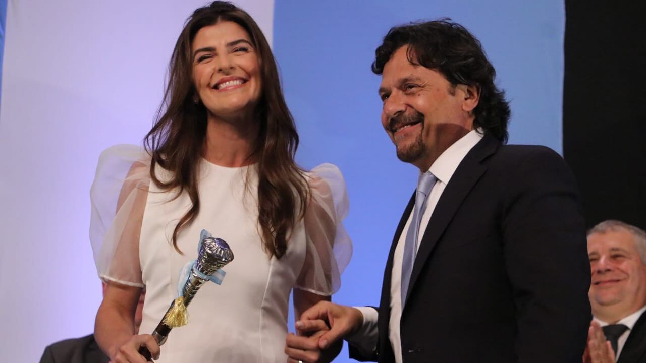 Sáenz entrega el bastón municipal a Romero 