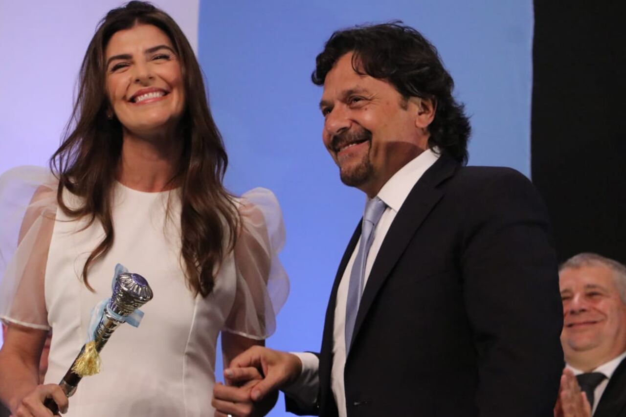 Sáenz entrega el bastón municipal a Romero