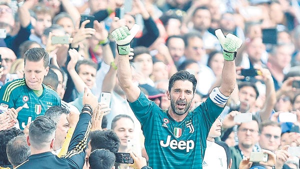 Buffon recorrió la cancha saludando a cuanto hincha se inclinaba desde la tribuna.