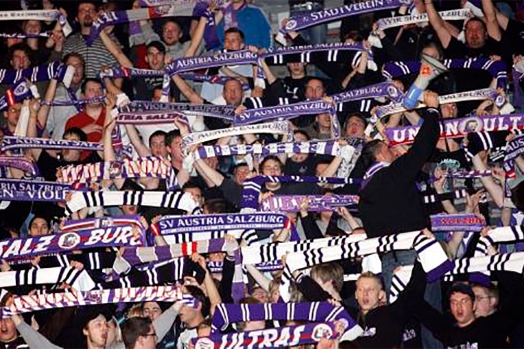 Los hinchas del SV Austria Salzburgo, con sus colores originales