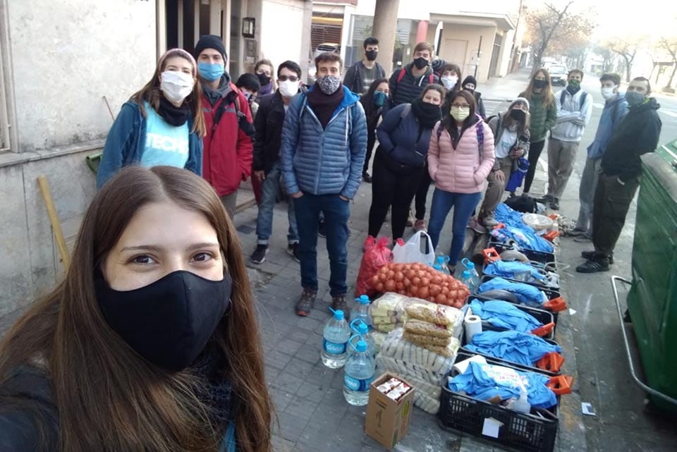 Voluntarios de Techo con asistencia y herramientas.