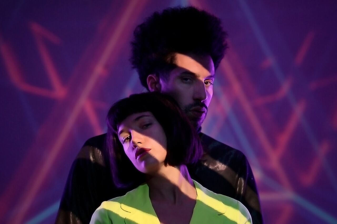 Definido por la pareja como un arte escénico digital, el proyecto invita a hacer un viaje "en la nave" por las fantasías.