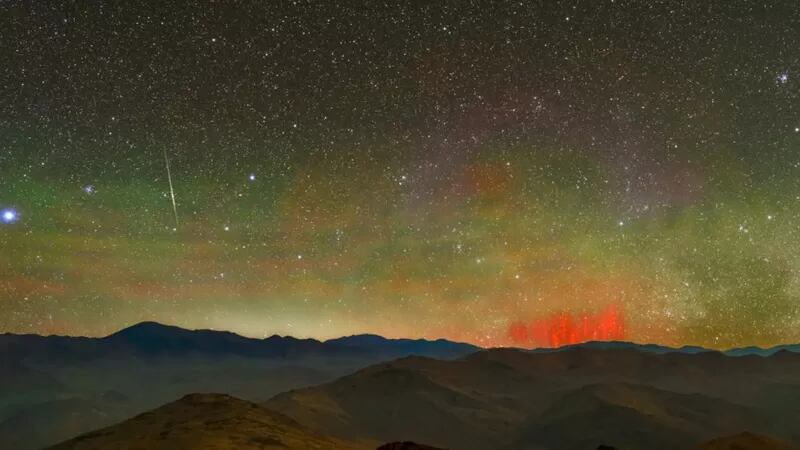 La oscuridad en el desierto de Atacama hace que sea un punto ideal para la observación del universo, de ahí que varios telescopios y observatorios estén instalados en ese lugar. (Foto: ESO)