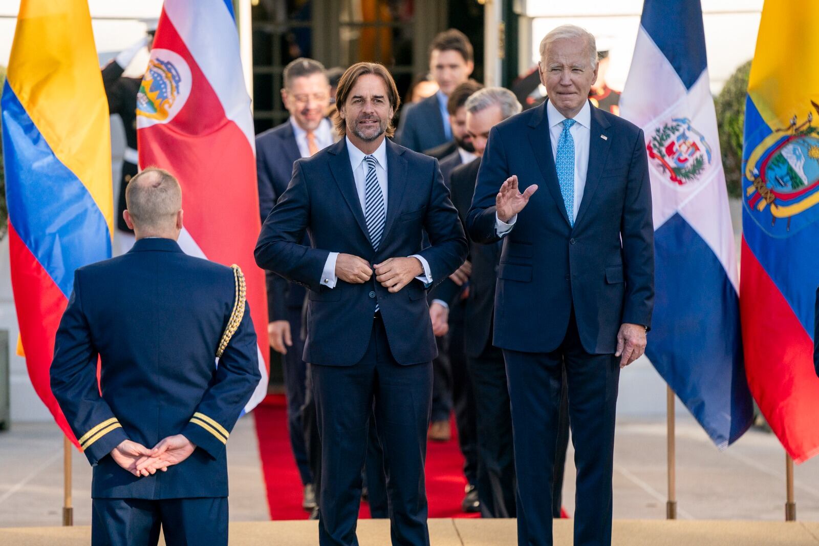 Lacalle Pou y Biden sonríen en la entrada a la Casa Blanca.