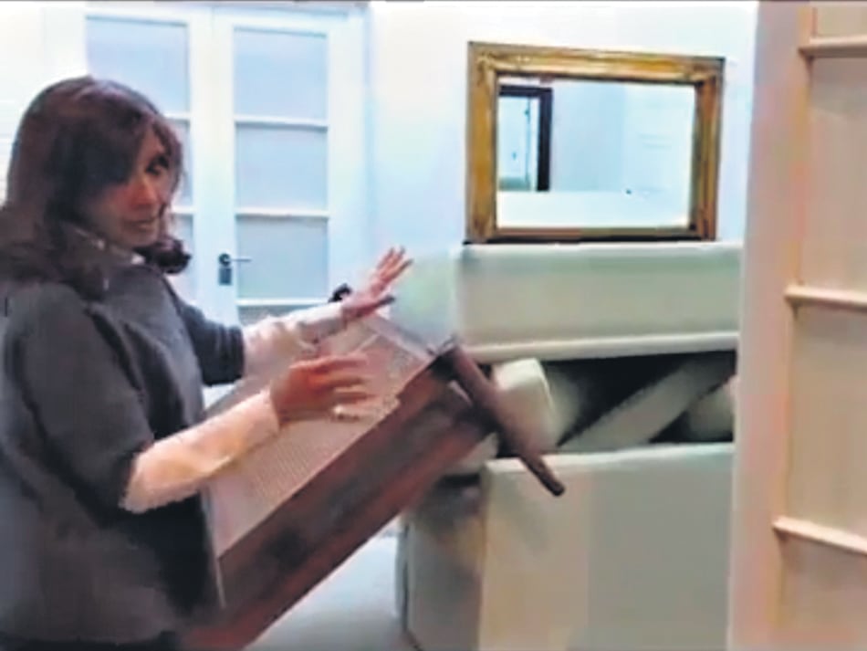 Cristina Kirchner mostró los destrozos provocados por la protesta en la residencia oficial.