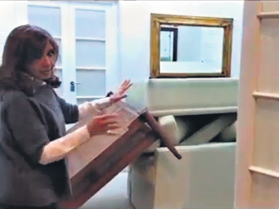 Cristina Kirchner mostró los destrozos provocados por la protesta en la residencia oficial.