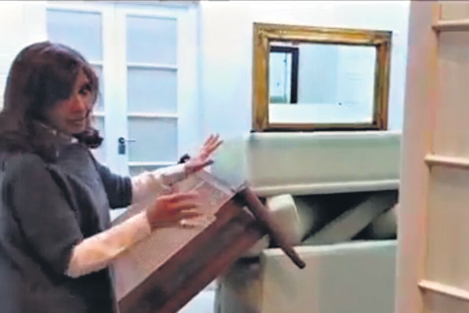 Cristina Kirchner mostró los destrozos provocados por la protesta en la residencia oficial.