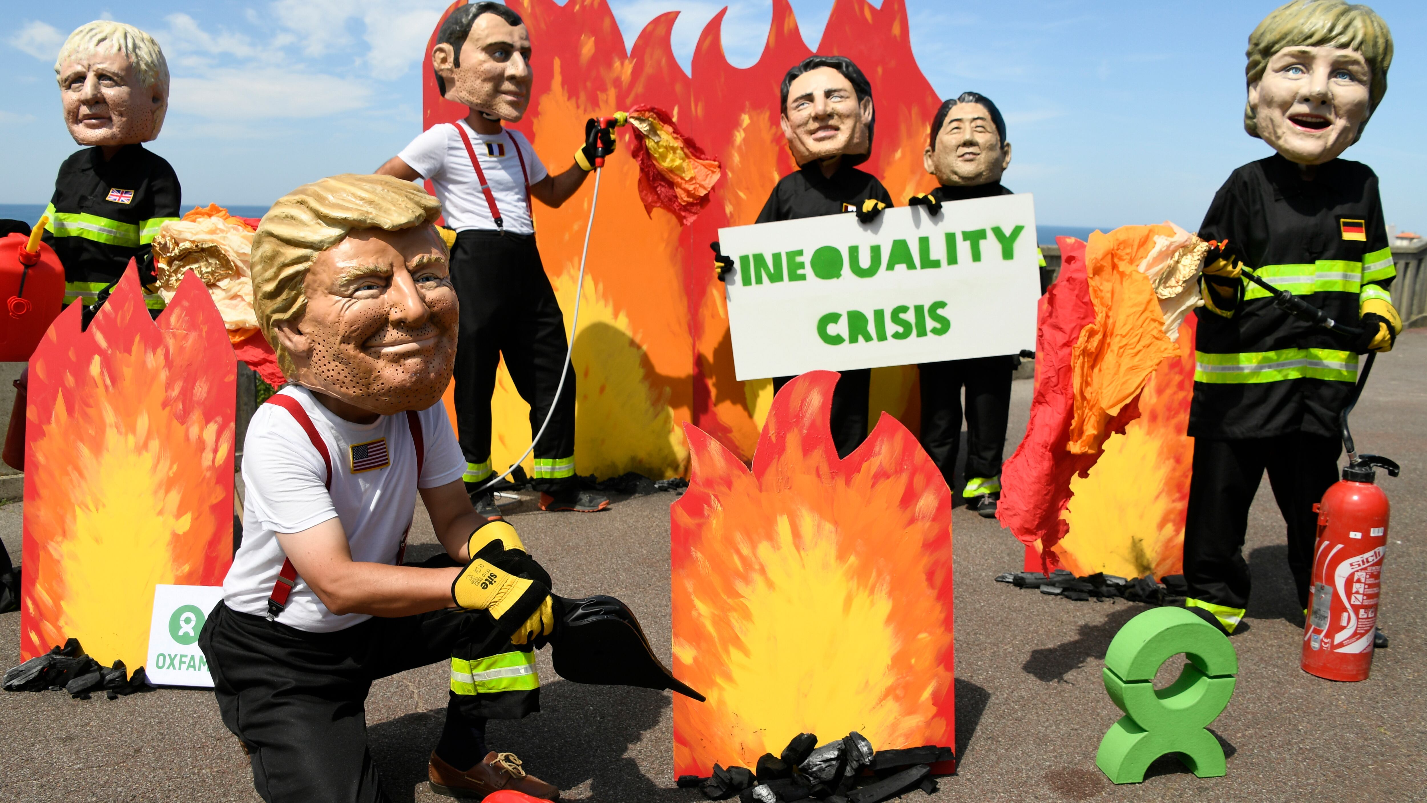 El incendio quemó la crisis de desigualdad, según una performance de protestafrente a la sede de la cumbre.