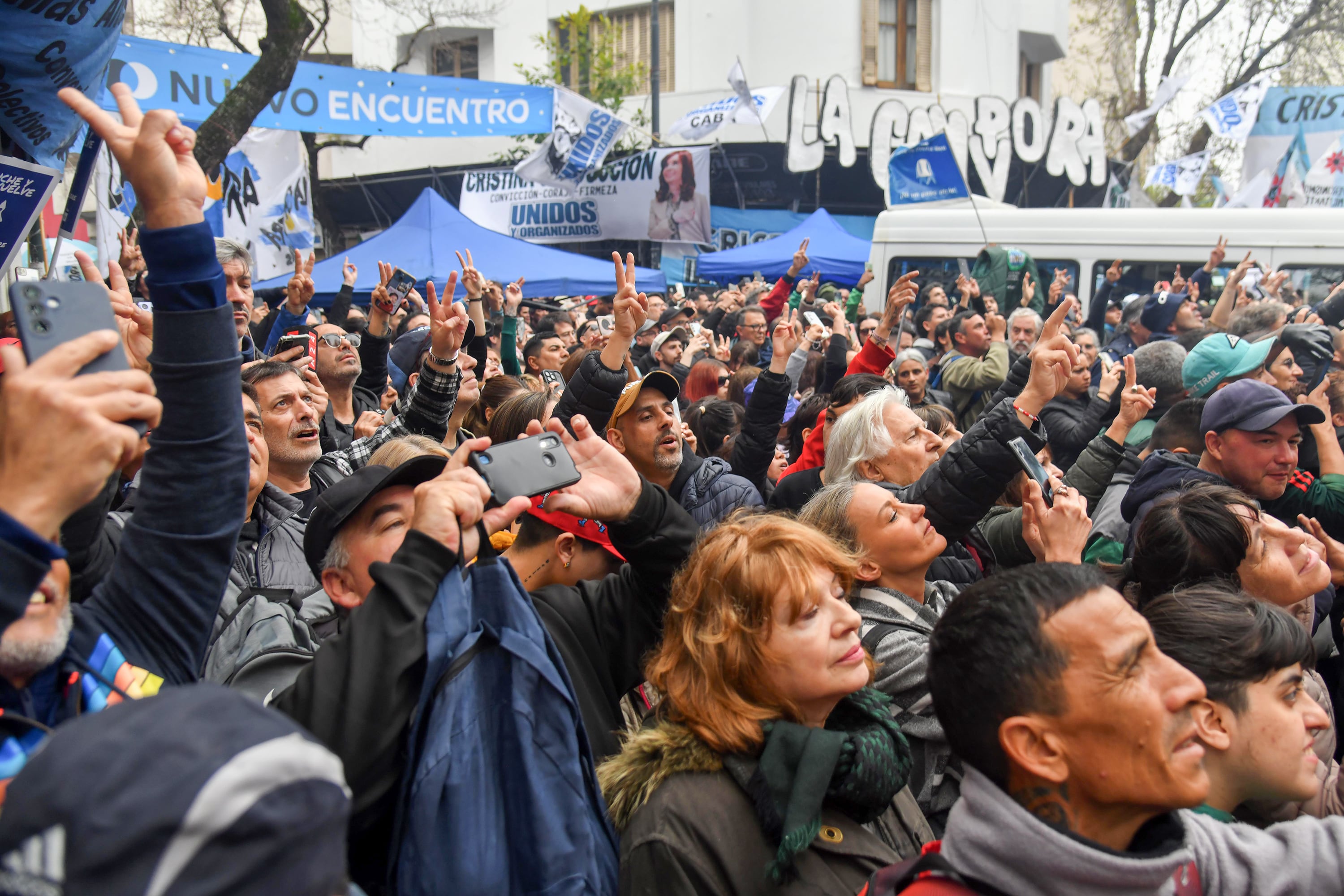 Se impone en primer lugar convocar y nuclear a la enorme militancia social, cultural y política.