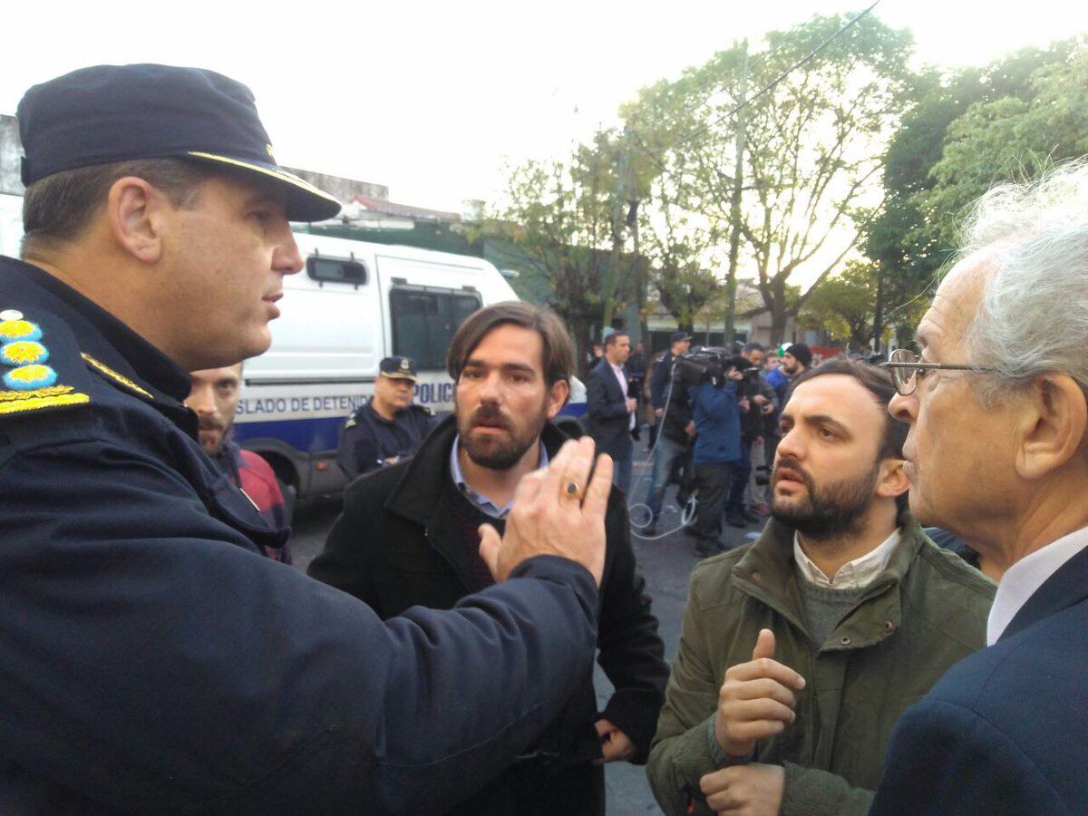 Varios políticos hablaron con el jefe del operativo pero no lograron frenar la represión.