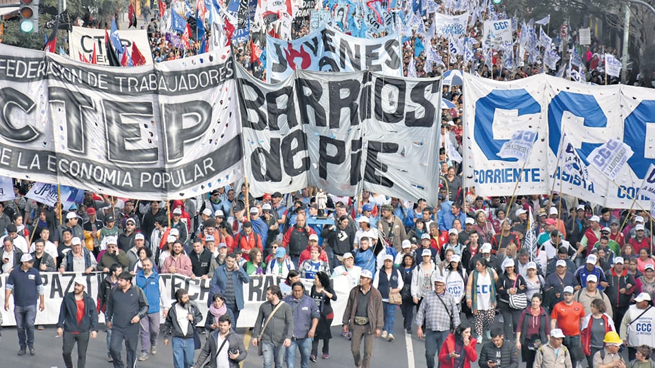 La CTEP, la CCC y Barrios de Pie convocaron a una multitud ayer en la Plaza de Mayo.