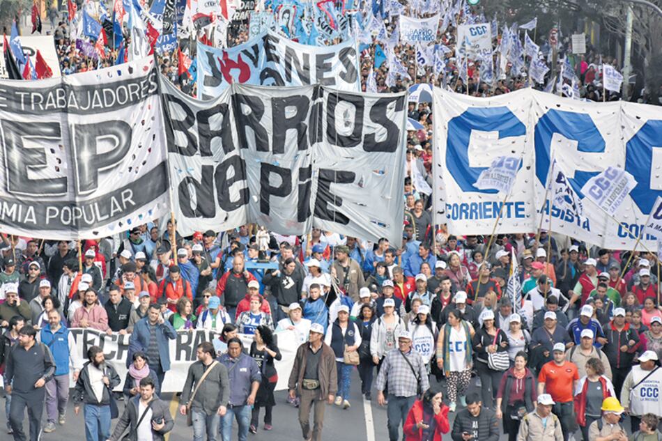La CTEP, la CCC y Barrios de Pie convocaron a una multitud ayer en la Plaza de Mayo.