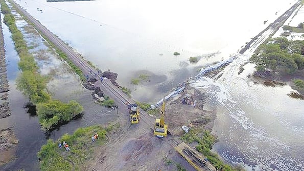 El agua avanzó sobre rutas, vías y calles. Vialidad y las Fuerzas Armadas intentaron reducir el impacto.