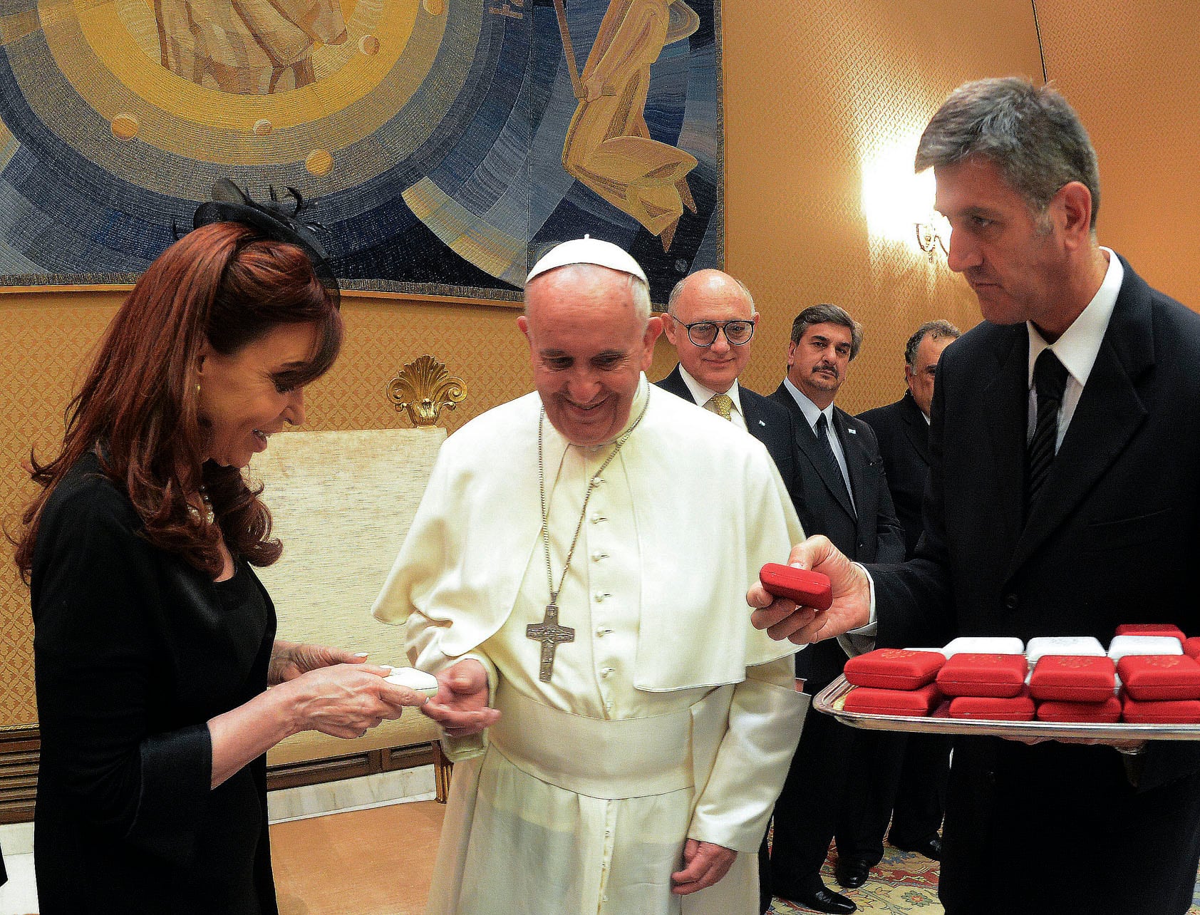 Cristina Fernández de Kirchner saluda al papa Francisco durante un encuentro en el Vaticano-.