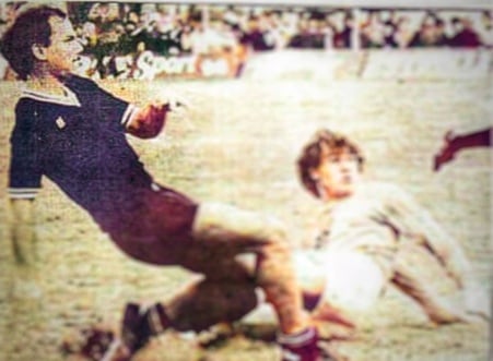 Osvaldo Renato Mattei convirtiendo uno de los goles en el partido por el ascenso.