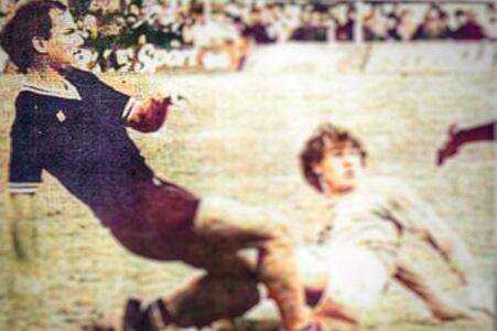 Osvaldo Renato Mattei convirtiendo uno de los goles en el partido por el ascenso.