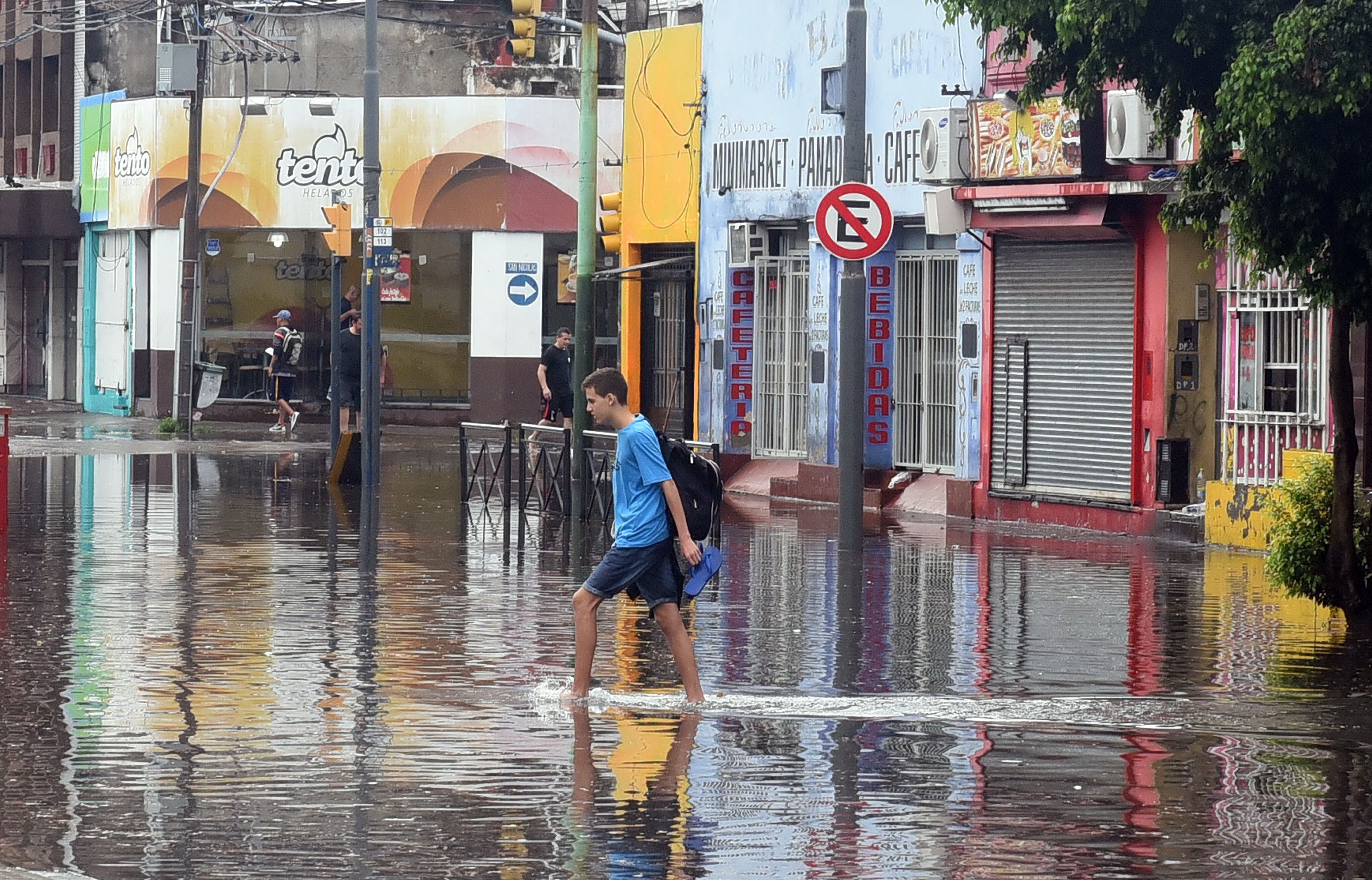 La postal se repitió en muchos barrios de Rosario: El agua tapó calles y veredas y no se podía transitar.
