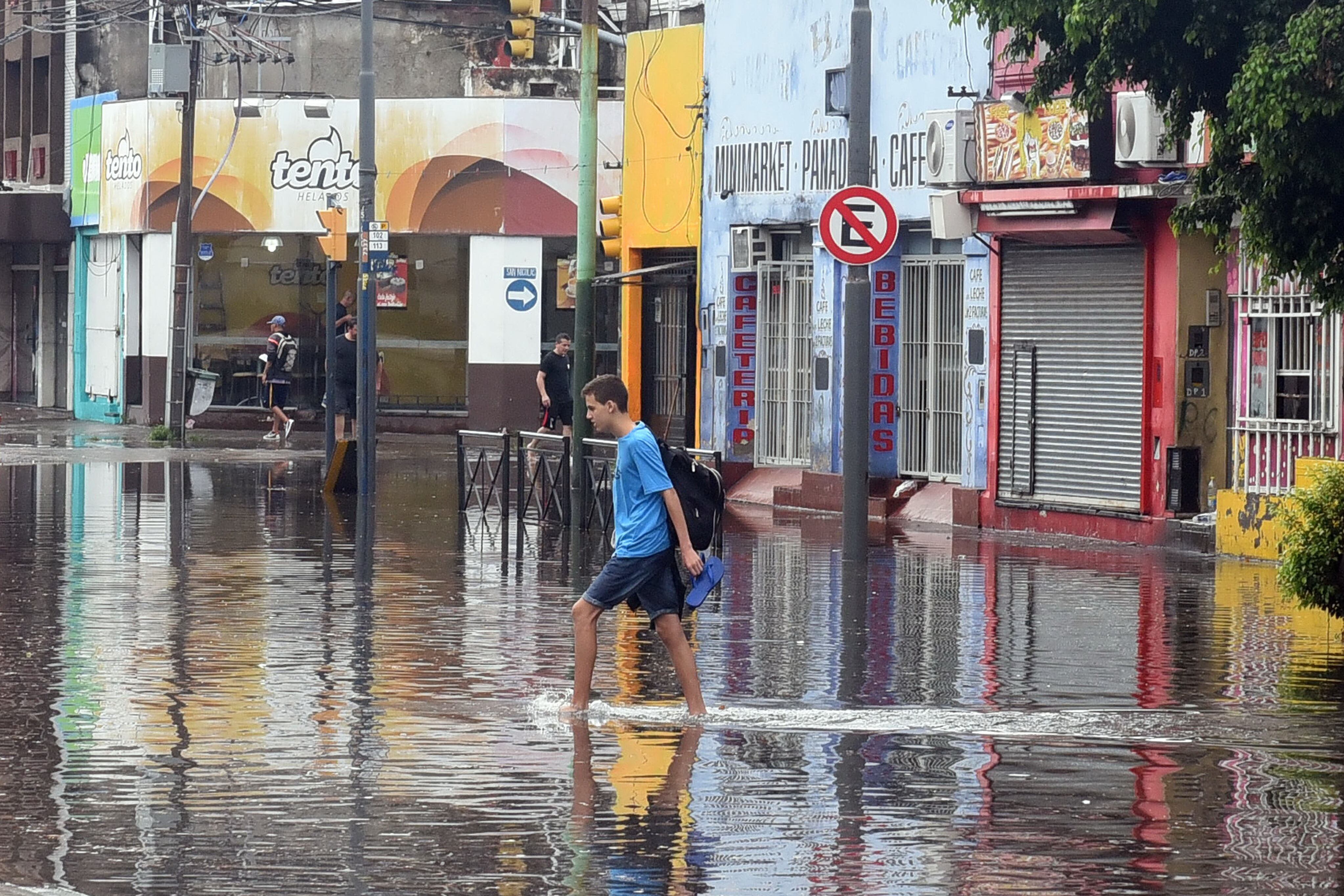 La postal se repitió en muchos barrios de Rosario: El agua tapó calles y veredas y no se podía transitar.