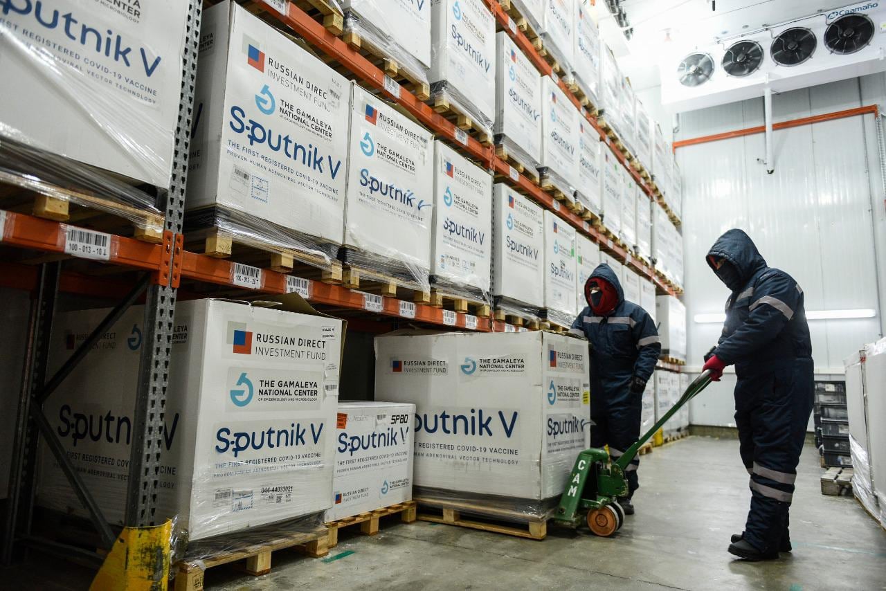 Un total de 1.368.800 dosis de vacunas contra el coronavirus será distribuido entre hoy y mañana en los 24 distritos del país, para continuar avanzando con el plan estratégico de inmunización que despliega el Gobierno nacional.