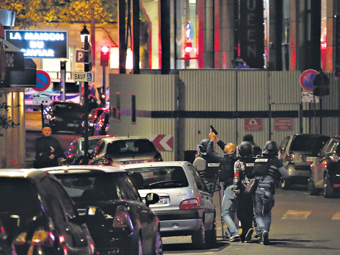 Policías patrullan cerca del lugar donde ocurrió el tiroteo que dejó un muerto y dos heridos en el centro de Paris.