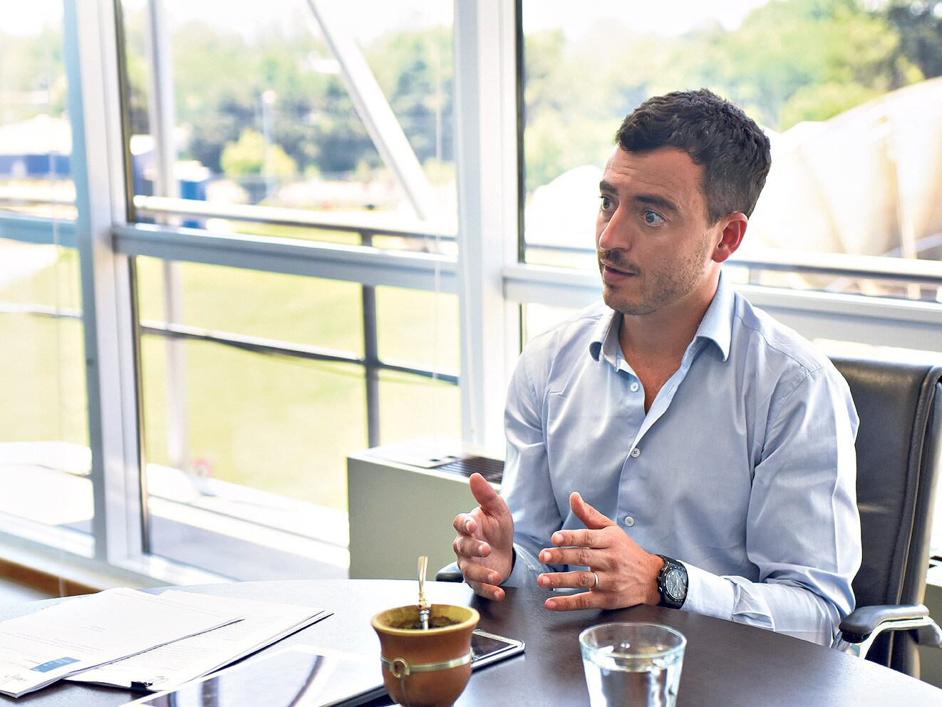 “No estamos pensando en concesionar la red de fibra óptica ni en vender los dos satélites que tenemos”, dijo De Loredo.