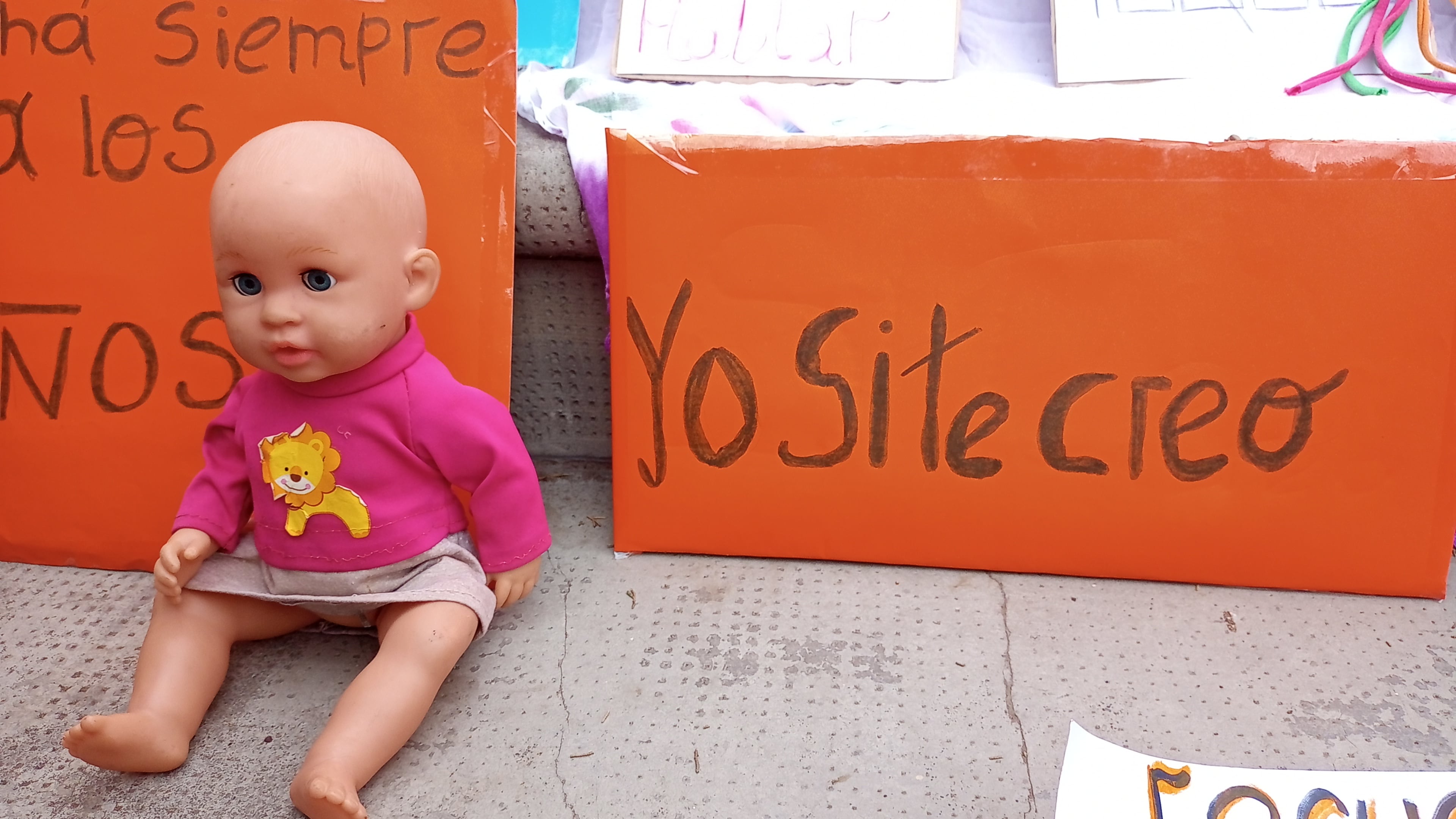 Plantón de juguetes frente a la Legislatura