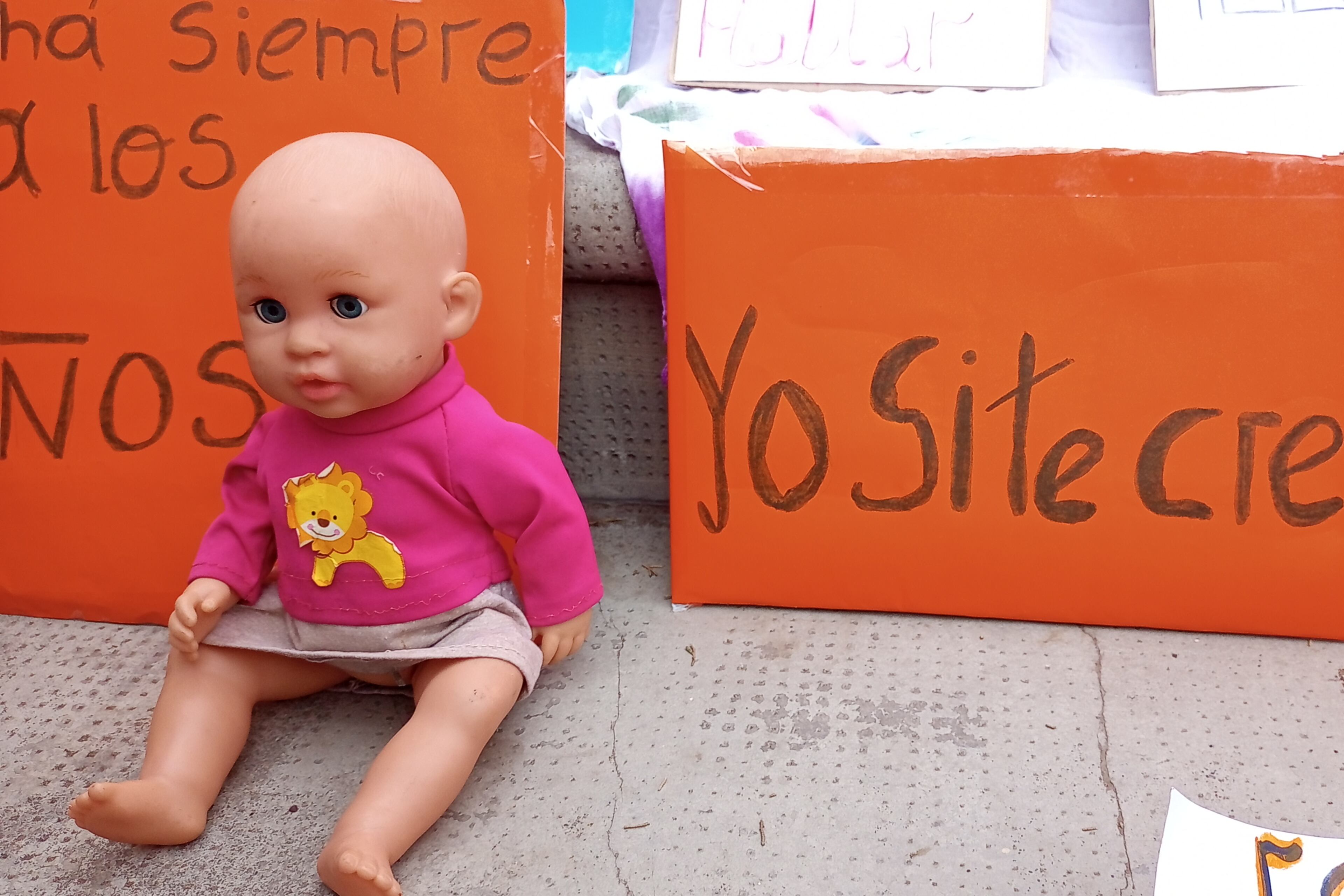 Plantón de juguetes frente a la Legislatura