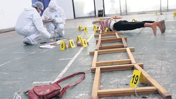 Una simulación teatral en el marco del seminario del Equipo de Antropología Forense.