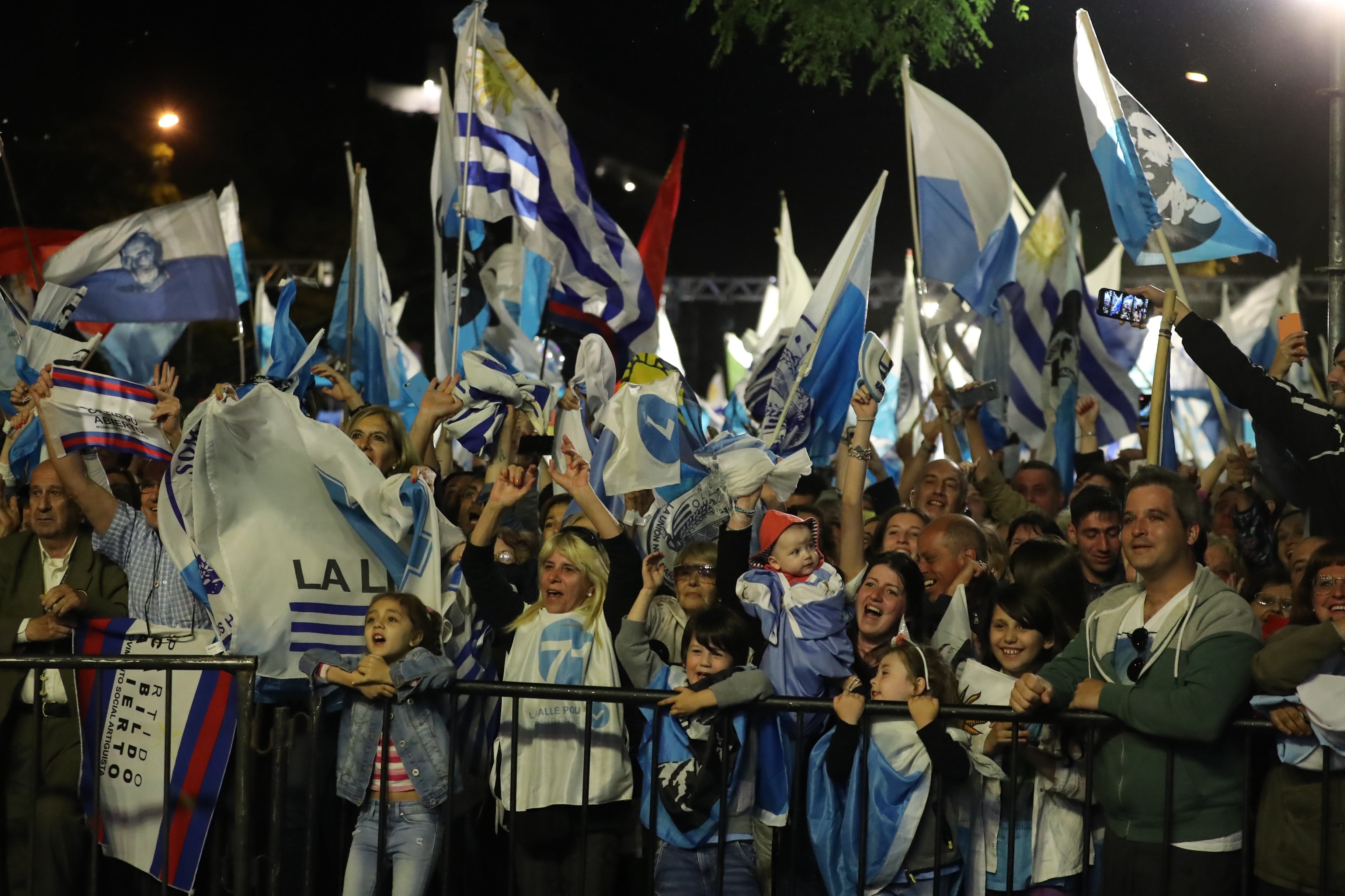 Simpatizantes de Lacalle Pou, expectantes,