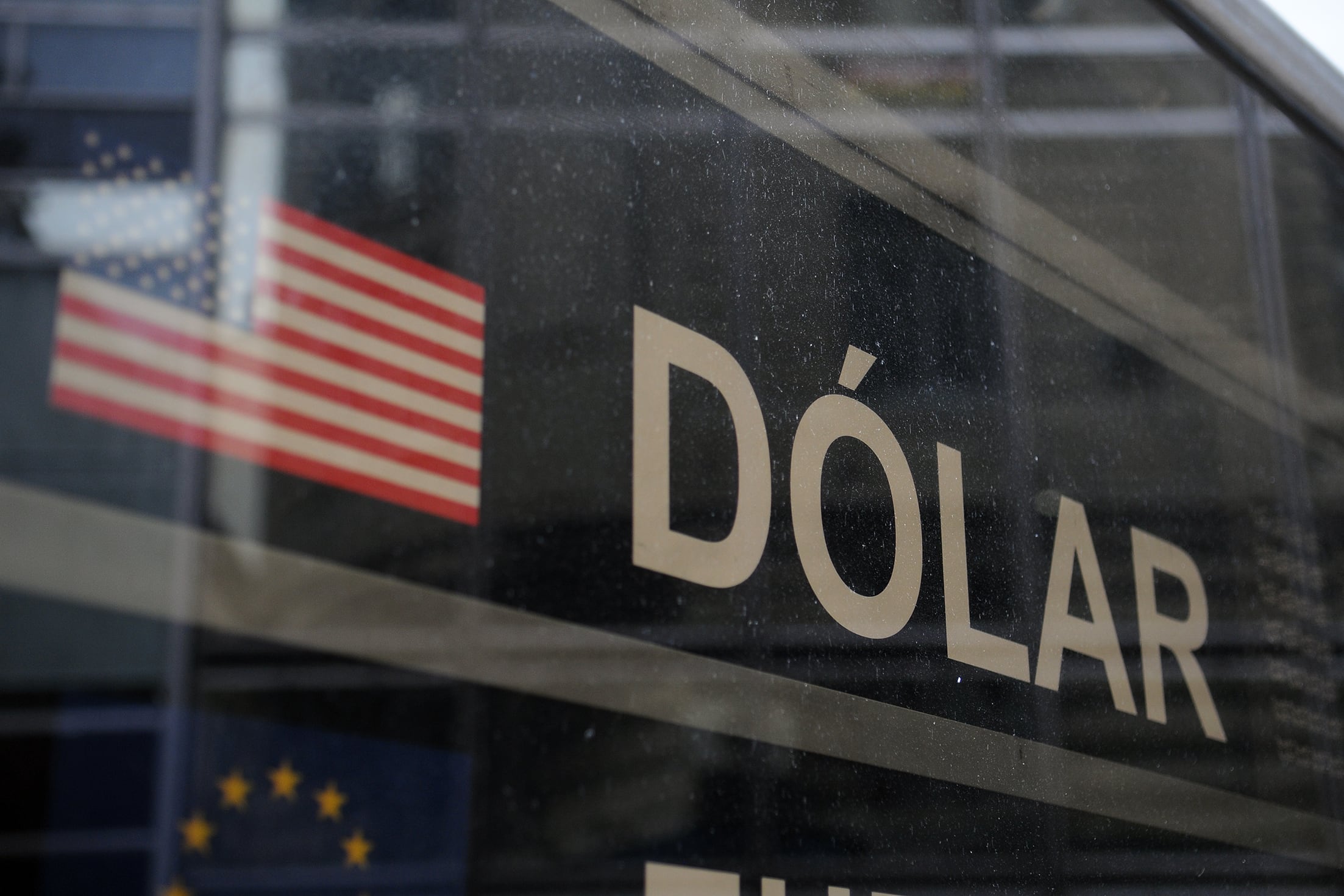 El dólar ilegal terminó en 1245 pesos, con una baja de 40 pesos. 