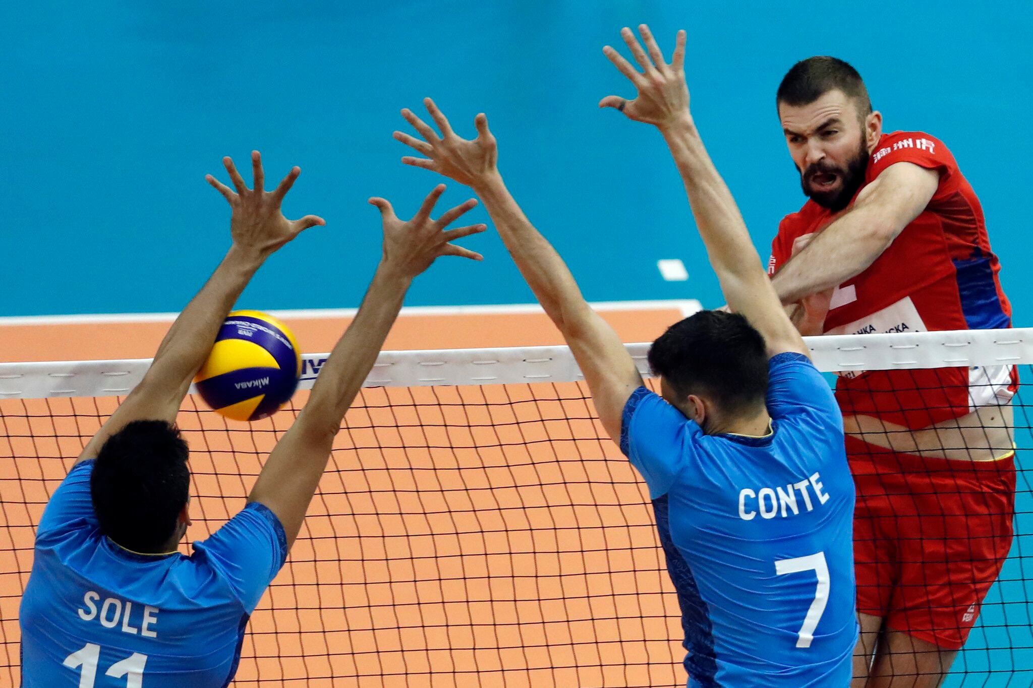 Sebastián Solé y Facundo Conte fracasan en el intento de bloquear el ataque serbio.