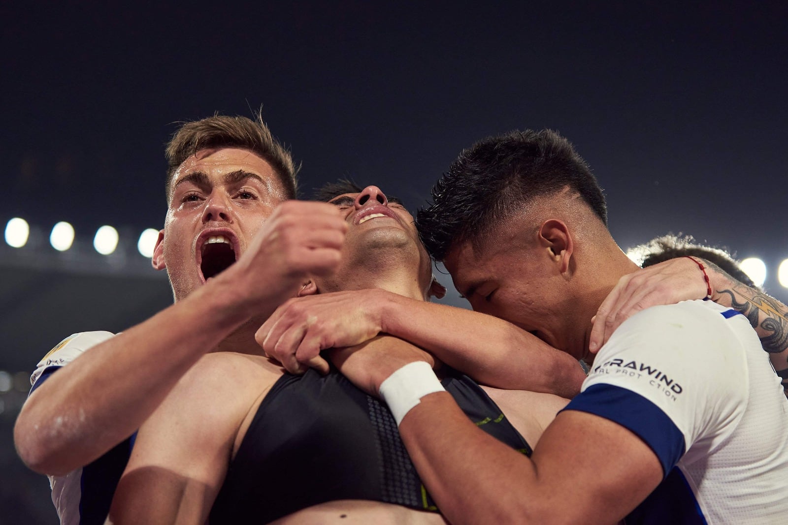 Todos los abrazos para Juan Rodríguez, el héroe del triunfo de Talleres