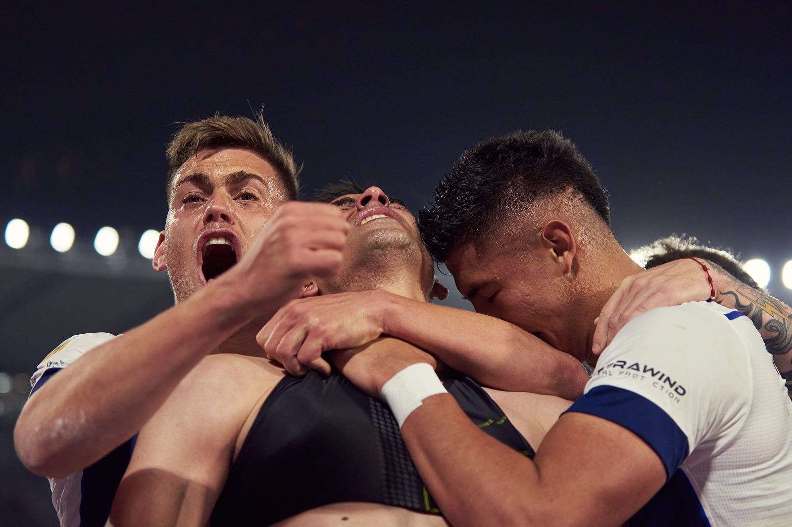 Todos los abrazos para Juan Rodríguez, el héroe del triunfo de Talleres