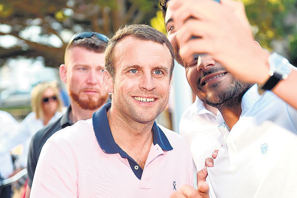 Macron se saca una selfie con un seguidor en la entrada a su casa en Le Touquet, norte de Francia.
