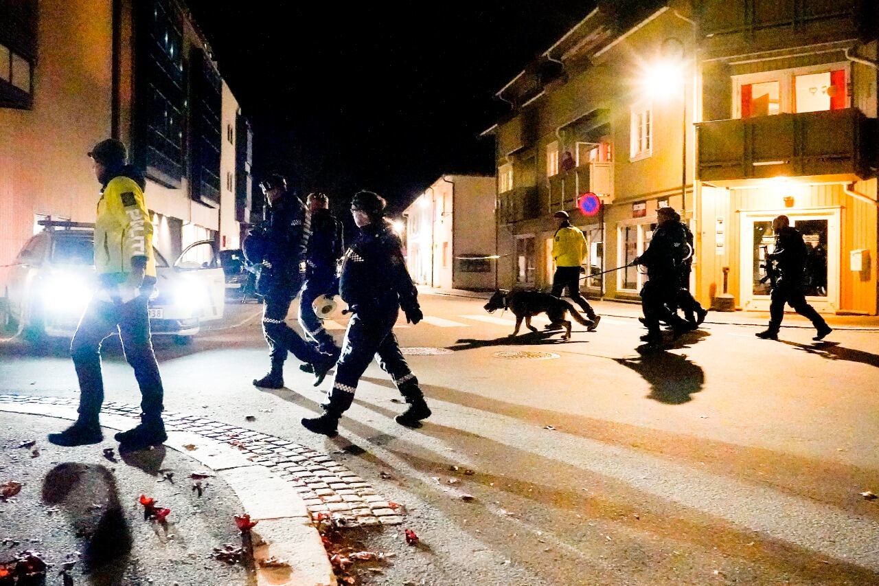 Un comando policial patrulla la ciudad de Kongsberg. 