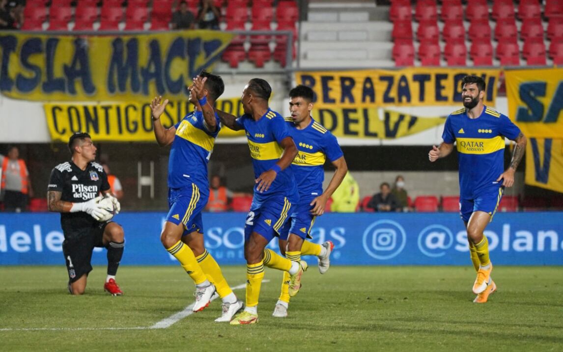 Todo Boca celebra el gol del "Pulpo" González ante el Cacique en La Plata.