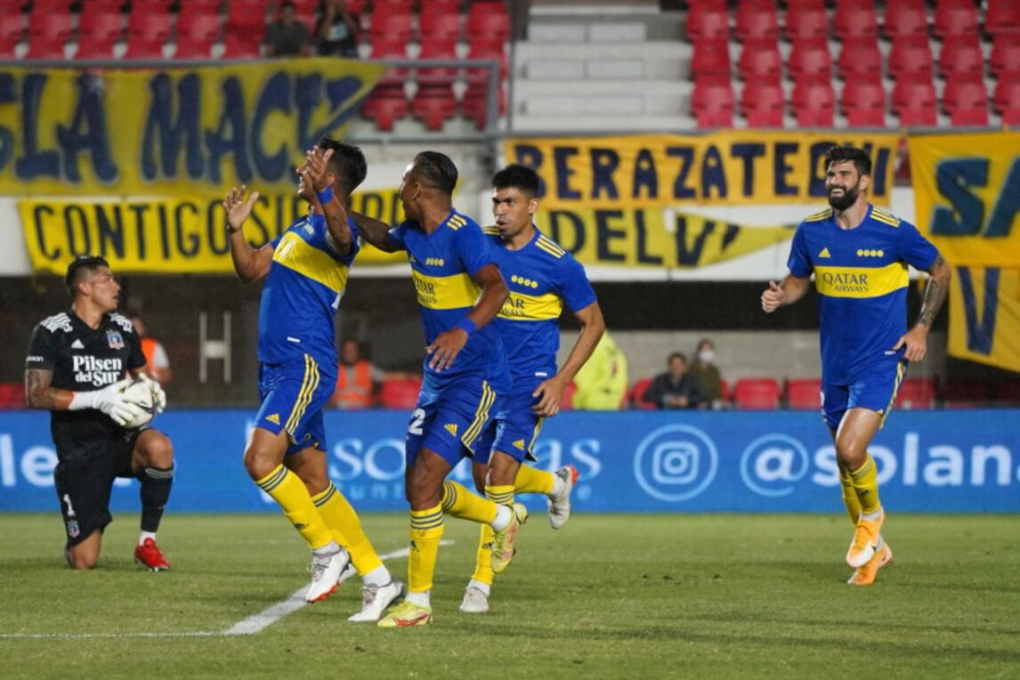 Todo Boca celebra el gol del "Pulpo" González ante el Cacique en La Plata.